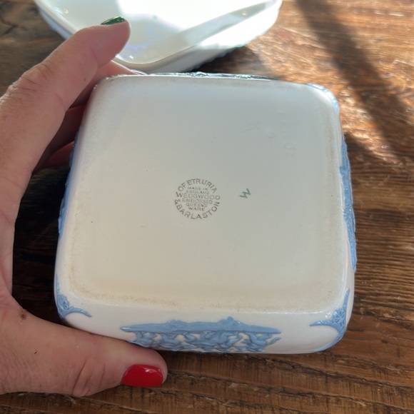 Wedgwood embossed trinket box - Picture 6 of 11